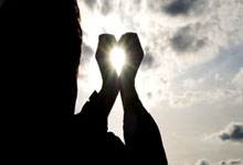 新开户那些股票可以买:股票炒股怎么加杠杆-近120亿元！2025暑期档票房超越去年 国产片包揽前三名